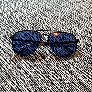 Le specs — like new. Worn twice